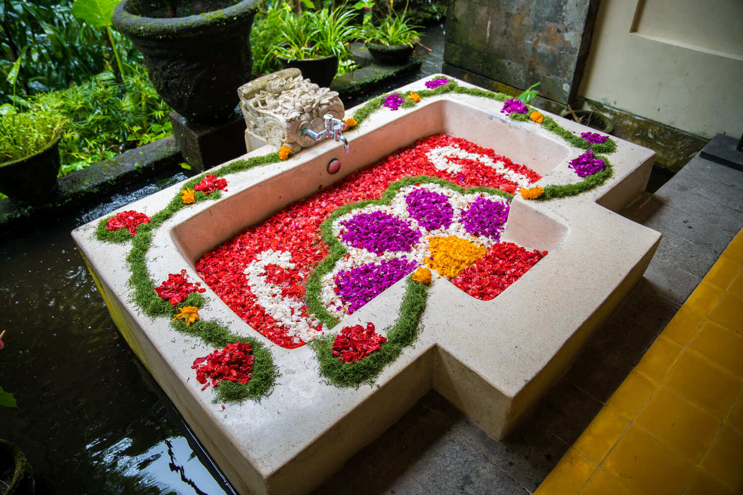 Bathtub with Flower decoration