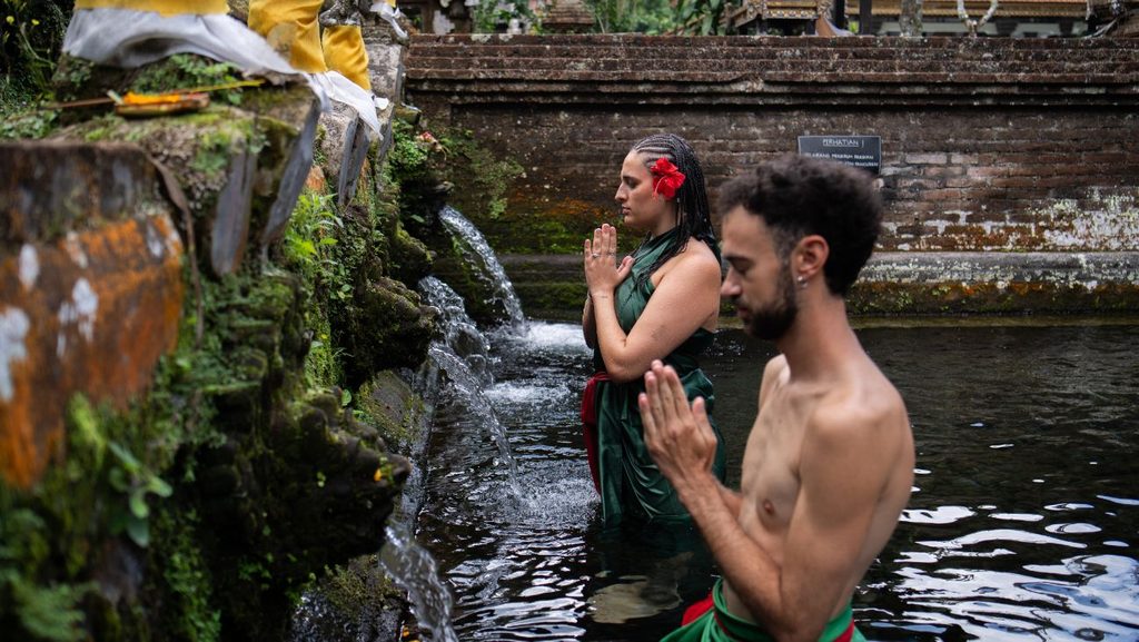 who-can-do-melukat-in-bali